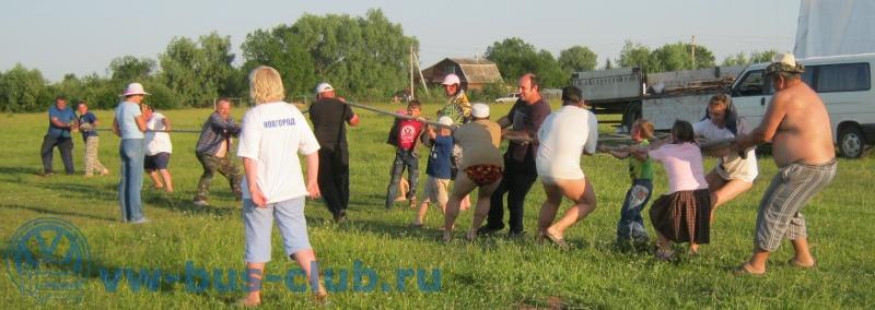 Старинная русская забава: отними у друга верёвку